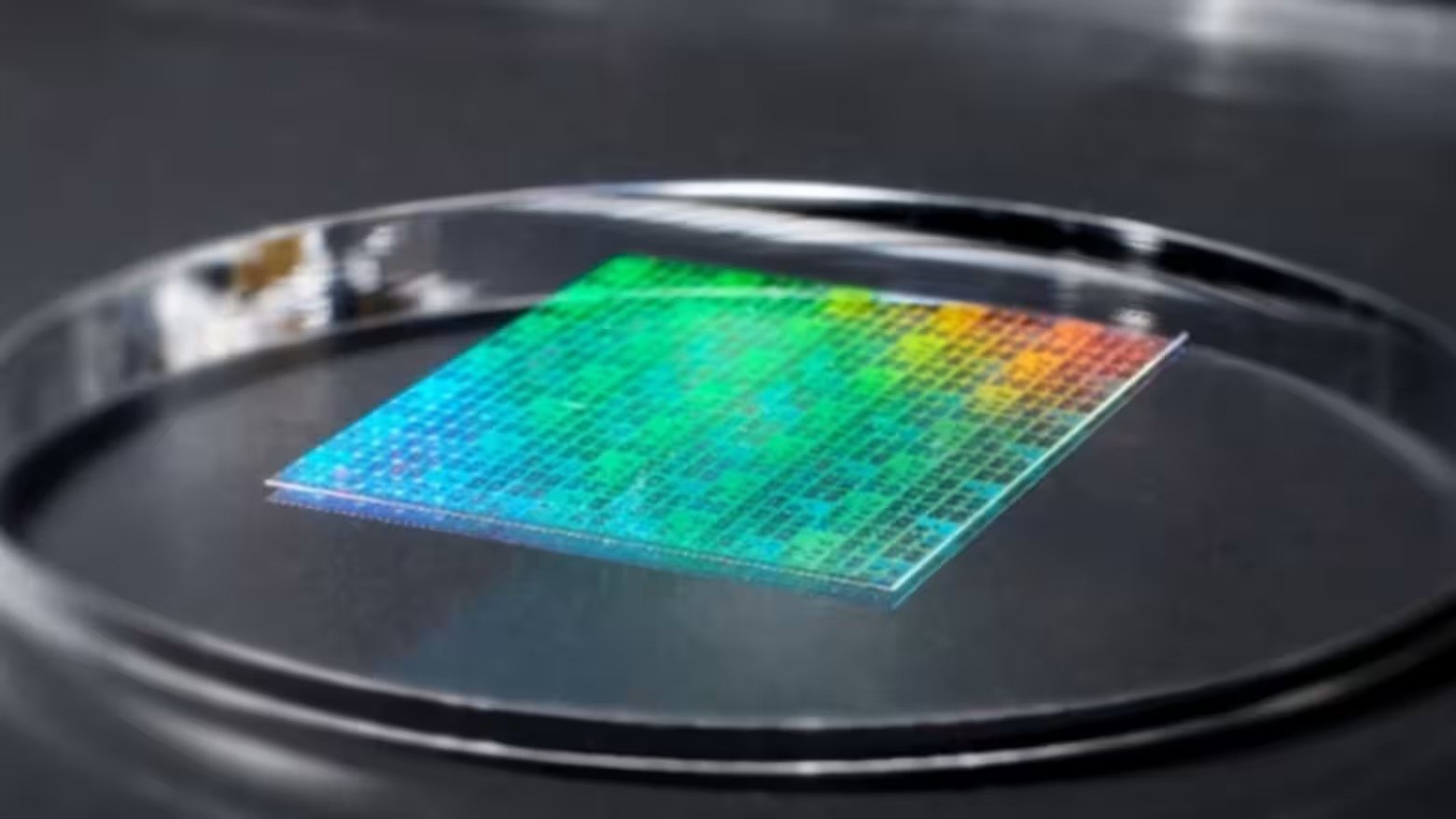 Японцы нашли дешевый способ выпуска 1 4 нм чипов Компания Dai Nippon Printing разработала материал для специальных матриц которые позволяют создать оттиск на поверхности кремниевых пластин тем самым формируя рисунок для дальнейшего травления и превращения субстрата в полупроводниковый чип К 2027 году DNP совместно с Canon планирует наладить производство таких матриц для нанопечати 1 4 нм чипы Такая литография позволяет снизить на 90 траты на электроэнергию так как традиционный процесс производства полупроводников требует мощных лазеров Кроме того нанопечатная установка будет стоить лишь около 6 4 млн в десятки раз дешевле литографов ASML Как итог новый подход может сделать будущие чипы очень дешевыми ведь именно процесс производства сейчас определяет 30 50 стоимости конечного процессора Мой Компьютер