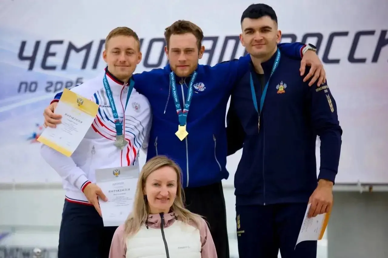Медали чемпионата России у наших гребцов В Краснодаре проходит чемпионат России по гребле на байдарках и каноэ В копилке спортсменов сразу три медали Захар Петров в каноэ одиночке на дистанции 1000 метров Александр Боц в каноэ одиночке на дистанции 200 метров Максим Каратаев в каноэ одиночке на дистанции 1000 метров Соревнования являются отборочными для участия в этапах Кубка мира чемпионата Европы и Первенства мира до 24 лет Источник и фото министерство спорта Саратовской области