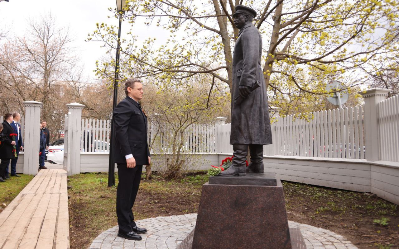 Кассация оставила в силе решение о сносе памятника Иосифу Сталину в Вологде следует из данных в картотеке Арбитражного суда Северо Западного округа Контракт на его установку признан недействительным Дом музей Вологодская ссылка подал кассационную жалобу в середине октября 23 сентября Четырнадцатый арбитражный апелляционный суд тоже оставил в силе решение Арбитражного суда Вологодской области о сносе памятника В тот же день министерство культуры Вологодской области заявило что не согласно с таким выводом инстанции Памятник Сталину из бронзы открыли на территории дома музея 21 декабря 2024 года Telegram filimonov official Telegram Max