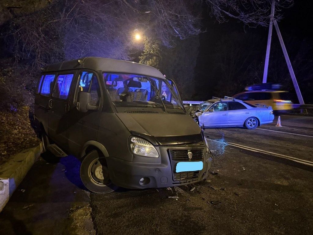 Под Сочи в ДТП с микроавтобусом пострадали двое детей  На трассе «Джубга — Сочи — граница с Абхазией» произошло ДТП, в котором пострадали четыре человека, включая детей в возрасте 7 и 11 лет.   Предварительно установлено, что водитель Toyota не справился с управлением на закруглении дороги и выехал на встречную полосу, где столкнулся с микроавтобусом ГАЗ-322132.   Фото: Официальный аккаунт ГИБДД УВД по г. Сочи