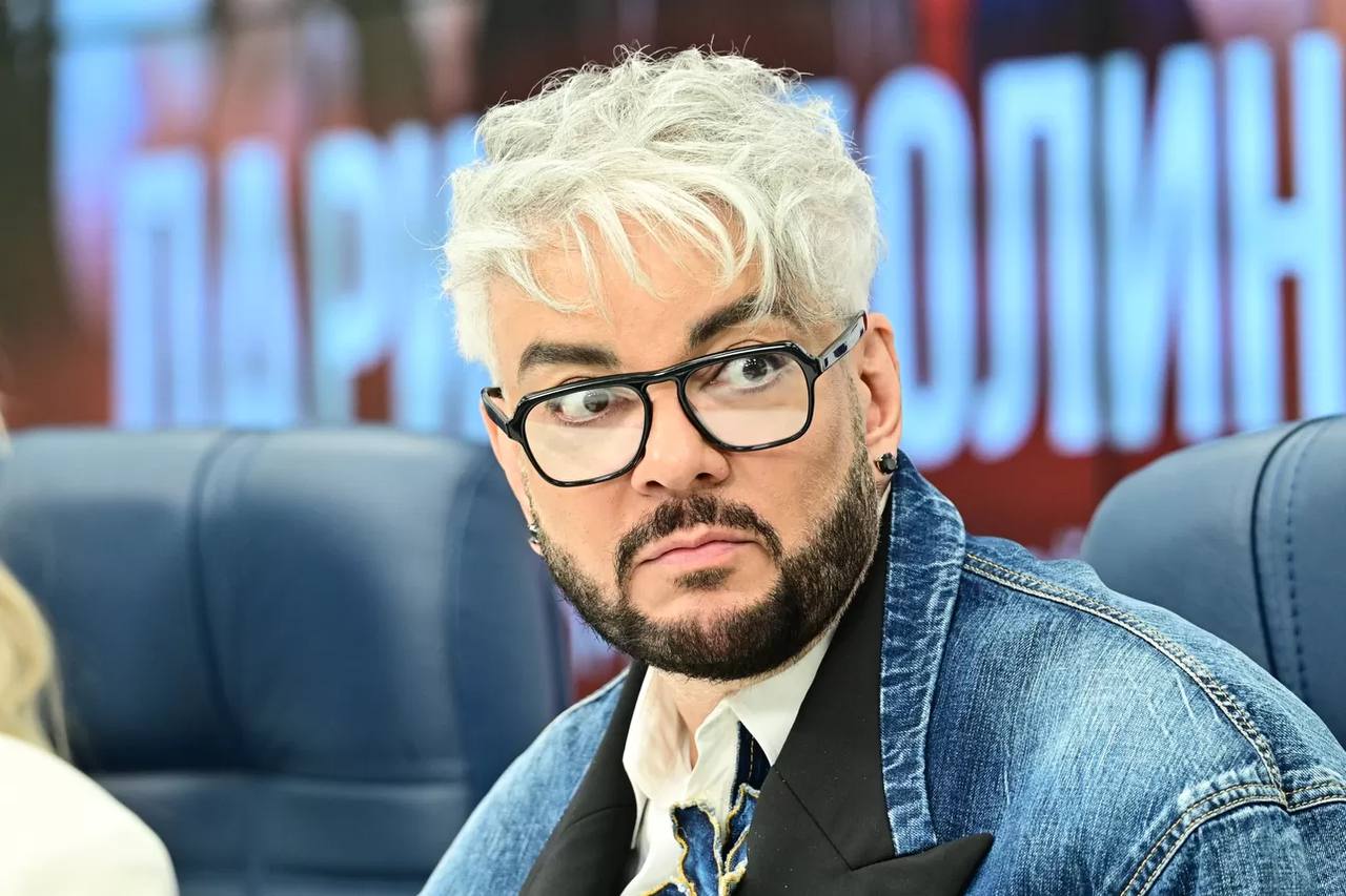 Появились подробности драки директора Киркорова вывел из себя одним словом Скандал вокруг инцидента с директором Филиппа Киркорова продолжает набирать обороты Суад Муратович ставший накануне жертвой драки заявил о том что его избил Максим Ситник Блогер поделился подробностями произошедшего на открытии ГУМ катка Муратович рассказал что на мероприятии он подошел к Киркорову с просьбой сфотографироваться Блогер в разговоре использовал слово сладкий имея в виду стильный внешний вид артиста который пришел на открытие катке в ярком образе Директору народного артиста резко не понравился комментарий блогера о певце В результате короткой словесной перепалки Ситник ударил обидчика Киркорова в челюсть пишет телеканал 360 со ссылкой на Mash Блогер сообщил что не собирается подавать заявление в полицию После инцидента Муратович извинился перед Киркоровым сказав о том что не хотел задеть его чувства Он признал что использование слова сладкий могло вызвать негативную реакцию При этом блогер отметил что после инцидента ему стали поступать звонки с угрозами ему советуют срочно покинуть Россию пока скандал не уляжется Однако Муратович решительно заявил что не собирается следовать этому совету и готов ответить за свои действия Подпишись на 7Дней