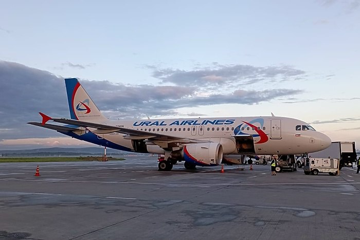 Уральские авиалинии проиграли суд пассажиру который не смог улететь из за болезни В Екатеринбурге Октябрьский районный суд удовлетворил исковое заявление прокурора поданное последним к авиакомпании Уральские авиалинии в целях защиты прав пассажира Суд возложил на авиаперевозчика обязанности внести изменения в правила предоставления документов при оформлении вынужденного возврата билетов в связи с болезнью сообщает Уральская транспортная прокуратура Проверку исполнения законодательства о защите прав потребителей авиационных услуг в деятельности ОАО Авиакомпания Уральские авиалинии по обращению пассажира проводила транспортная прокуратура Свердловской области Установлено что требования размещены на официальном сайте перевозчика к медицинским документам которые необходимо предоставить при оформлении вынужденного возврата билетов в связи с болезнью пассажира излишние uralweb ru