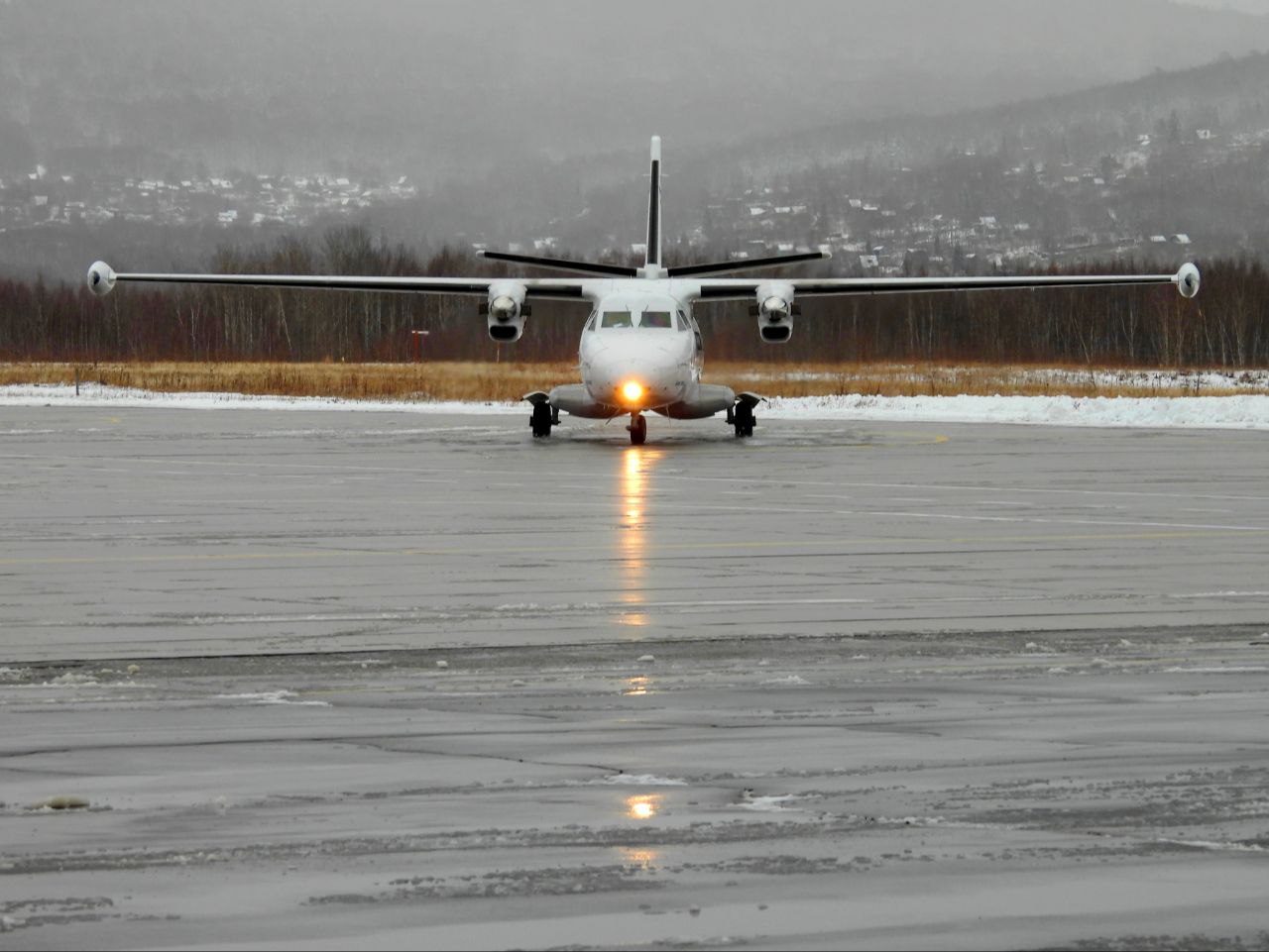 Аэропорт Николаевска на Амуре открыт с 09 00 после завершения снегоочистительных работ на взлетно посадочной полосе     Аэропорт Май Гатка Советская Гавань открыт с 09 00 для приёма и отправления воздушных судов Снегоочистка на перроне и взлетно посадочной полосе завершена     Рейс 401 из Хабаровска в Охотск готовится к вылету в 09 50   Вылет рейса 403 за 27 29 октября из Николаевска на Амуре в Аян ожидается в 10 10   Рейс 421 из Хабаровска в Охотск готовится к выполнению в 10 20   Рейс 409 за 25 октября по маршруту Хабаровск Николаевск на Амуре Херпучи готовится к отправлению в 10 30   Информация в сообщении обновляется время местное Фото Евгения Вайзерова