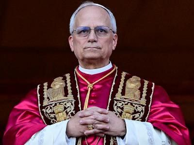 В ходе первого апостольского путешествия Папы Римского Льва XIV за пределы Италии в следующем месяце 27 ноября 2 декабря 2025 года его Святейшество посетит Турцию и Ливан по случаю 1700 летия Первого Никейского собора В понедельник Святой Престол опубликовал расписание поездки папы римского которая начнется в Турции 27 ноября В пятницу 28 ноября Папа Лев встретится с епископами священниками дьяконами посвященными в сан и пастырскими работниками в Стамбульском кафедральном соборе Святого Духа 29 ноября Папа Лев начнет свой день с посещения мечети Султана Ахмеда знаменитой Голубой мечети после чего проведет частную встречу с лидерами местных церквей и христианских общин в Сирийской православной церкви Мор Ефрем 30 ноября праздник святого апостола Андрея Первозванного начнётся с молитвенного посещения Армянского апостольского собора Позже тем же утром Папа Лев посетит Божественную литургию в Патриаршей церкви Святого Георгия 30 ноября праздник святого апостола Андрея Первозванного начнётся с молитвенного посещения Армянского апостольского собора Позже тем же утром Папа Лев посетит Божественную литургию в Патриаршей церкви Святого Георгия После экуменического благословения в конце литургии Папа пообедает со Вселенским Патриархом nemesis 2 0 азербайджанагрессор