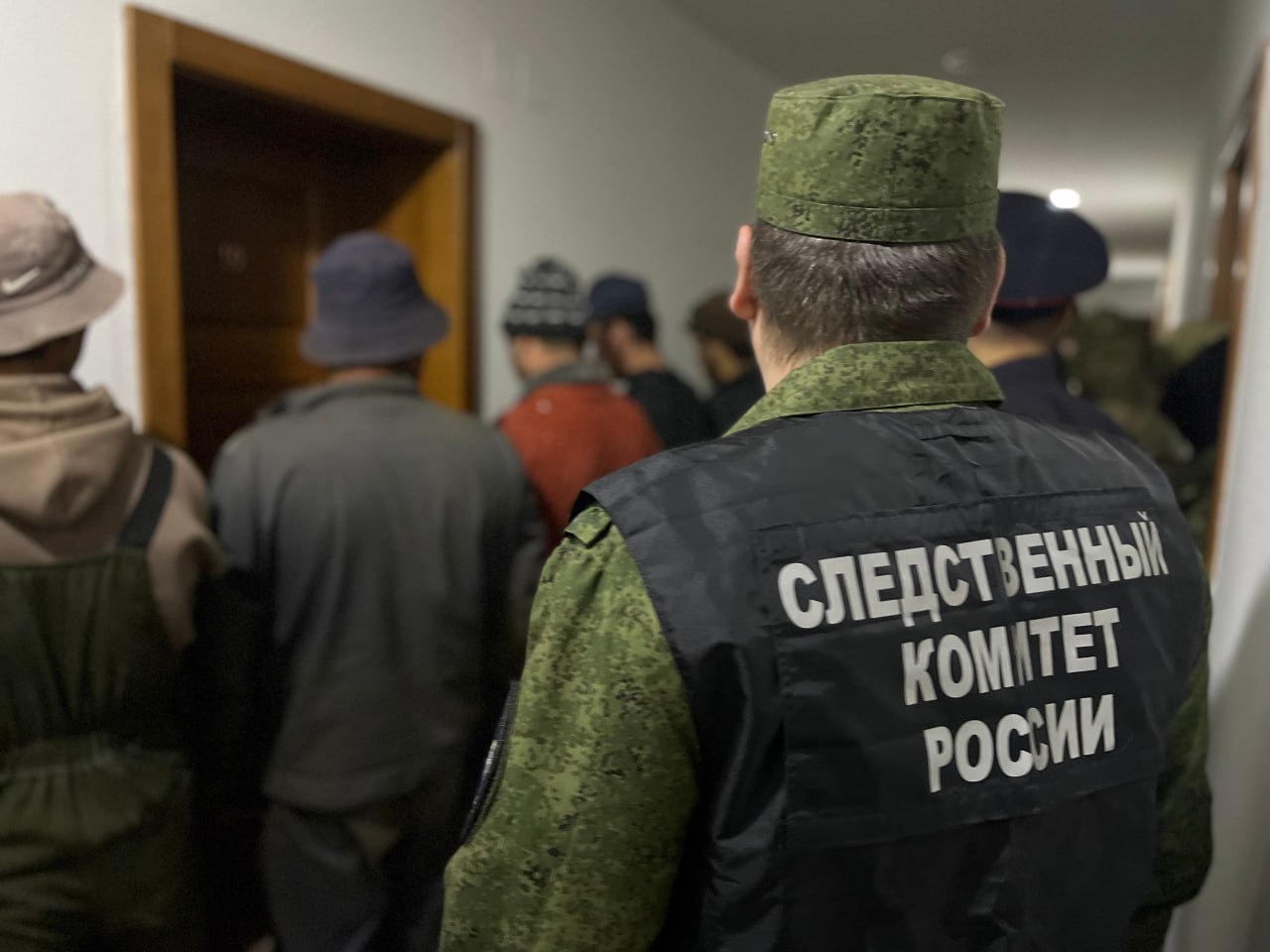Мать и дочь фиктивно трудоустроили в Бурятии сотни иностранцев Гендиректору коммерческой строительной организации и ее дочери предъявлено обвинение в организации незаконной миграции 54 летняя уроженка Бичурского района фиктивно заключала трудовые договоры с гражданами ближнего зарубежья без фактического выполнения ими работ В настоящее время следственными органами рассматриваются дела шести иностранцев которые с сентября по июль 2025 года заключили фиктивные трудовые договоры с данной строительной фирмой однако по предварительным данным в орган миграционного учета от иностранцев за указанный период поступило порядка 200 договоров оформленных обвиняемыми Бурятия Номер один