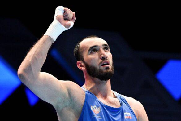 Попробуй отними Муслим Гаджимагомедов проведет защиту титула WBA в бриджервейте 10 мая Его соперником должен стать кубинец Хулио Сесар Ла Крус Председатель тренерского совета Федерации бокса России Эдуард Кравцов сообщил Матч ТВ что переговоры между командами боксеров находятся на финальной стадии Ла Крус двукратный олимпийский чемпион Именно он в финале Игр 2020 победил Муслима Гаджимагомедова В феврале 2023 года у дагестанского боксера была возможность взять реванш в полуфинале Международного турнира в Марокко но тогда сильнее вновь оказался Хулио Сесар В августе этого же года Муслим наконец отомстил обидчику Они сошлись на профессиональном ринге в рамках турнира Ночь чемпионов IBA в подмосковном Серпухове Победу единогласным судейским решением одержал Муслим После боя он признал что кубинец является самым тяжелым соперником в его карьере Очевидно и сам Ла Крус жаждет снова встретиться с Гаджимагомедовым чтобы доказать что проигрыш в Серпухове был случайностью и он по прежнему непроходимый оппонент для Муслима Тем более теперь на кону целый чемпионский пояс Пусть и в весе который пока признают не все боксерские лиги Этот самый титул Муслим завоевал в июле 2024 года буквально отметелив китайского боксера Чжань Чжаосиня судья остановил поединок в 4 раунде После этого дагестанец провел еще две успешные защиты Сейчас его профессиональный рекорд 6 0 3КО