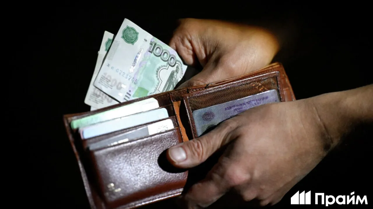 Часть россиян получит пенсии за май досрочно Их выплатят до 30 апреля Заявление подавать не надо средства придут автоматически сообщили в Соцфонде Раньше срока пенсию получат те кому деньги перечисляют через банк с первого по четвертое число месяца Досрочная выплата затронет все виды пенсий включая страховые социальные накопительные пенсии по старости и по инвалидности Те кому выплаты доставляет Почта России получат деньги за май по обычному графику Подписывайтесь на ПРАЙМ в MAX