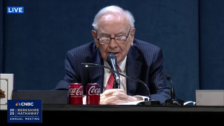 Официально - Уоррен Баффет уйдет с поста гендиректора Berkshire Hathaway в конце 2025 года. Один из богатейших людей планеты и один из самых успешных инвесторов в истории сейчас является крупнейшим обладателем наличности в США - подушка Berkshire Hathaway составляет $348 миллиардов. Баффету уже 94 года - он заявил что этот год в его карьере будет последним и посоветовал назначить главой фонда вице-председателя Грега Абеля.
