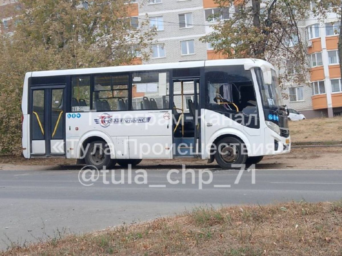 В Туле дерево упало на проезжающий автобус     В Туле на улице Горького обвалившееся дерево повредило проезжающий автобус. Фото очевидцы происшествия поделились в социальных сетях.  ↗  Прислать новость   Подписаться