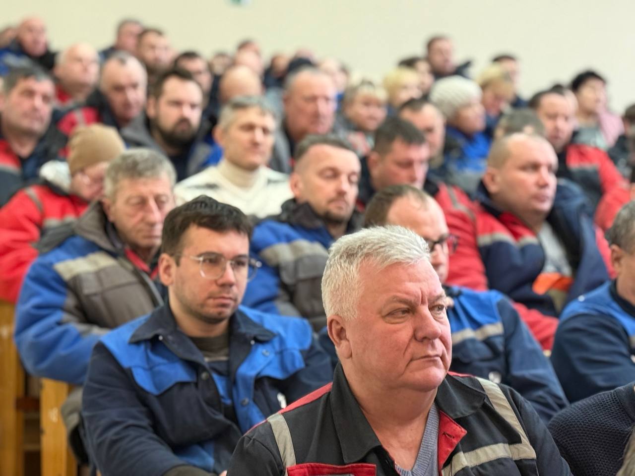 Диалог о главном В рамках Единого дня информирования состоялась встреча с трудовым коллективом ЗАО Могилевский КСИ Спикером выступила начальник главного управления идеологической работы и по делам молодежи Могилевского облисполкома Екатерина Музыченко Ключевой темой обсуждения стали основные аспекты Послания Президента Республики Беларусь Александра Григорьевича Лукашенко белорусскому народу и Национальному собранию Республики Беларусь В центре внимания приоритеты государственной политики социально экономическое развитие страны вопросы национальной безопасности и ориентиры на будущее Формат встречи позволил не только обозначить ключевые тезисы Послания но и обсудить их практическое значение для трудовых коллективов и регионов Разговор получился предметным и ориентированным на перспективу Читайте нас на САЙТЕ и в соцсетях Instagram ВК Одноклассники Facebook