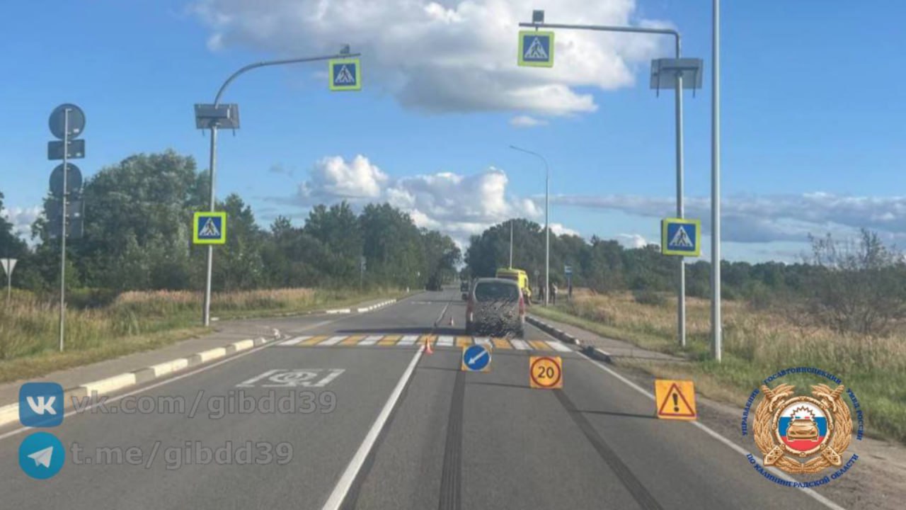 В Багратионовском районе произошло ДТП в котором пострадал ребёнок В среду 20 августа на дороге Калининград Долгоруково 44 летний водитель автомобиля Peugeot столкнулся с остановившимся впереди для поворота налево автомобилем Nissan под управлением 31 летнего водителя В результате ДТП пассажирка 2025 года рождения автомобиля Nissan госпитализирована В ходе проверки установлено что в момент аварии ребенок находился не в детском удерживающем устройстве а на руках у матери  Нарушение повлекшее возникновение ДТП несоблюдение дистанции Источник Госавтоинспекция региона
