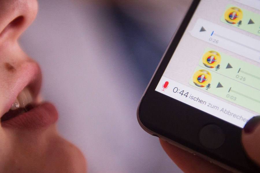 Оскорбительное голосовое сообщение в мессенджере может привести к штрафу Такой случай рассмотрел московский суд женщина отправила собеседнице аудиосообщения с оскорблениями после чего та обратилась в прокуратуру В действиях отправительницы усмотрели нарушение статьи КоАП Оскорбление Доказательством стал в том числе акт прослушивания записи В суде женщина признала вину и раскаялась ей назначили штраф в 3 тысячи рублей НАШИ РЕСУРСЫ Telegram Tik tok YouTube RUTUBE