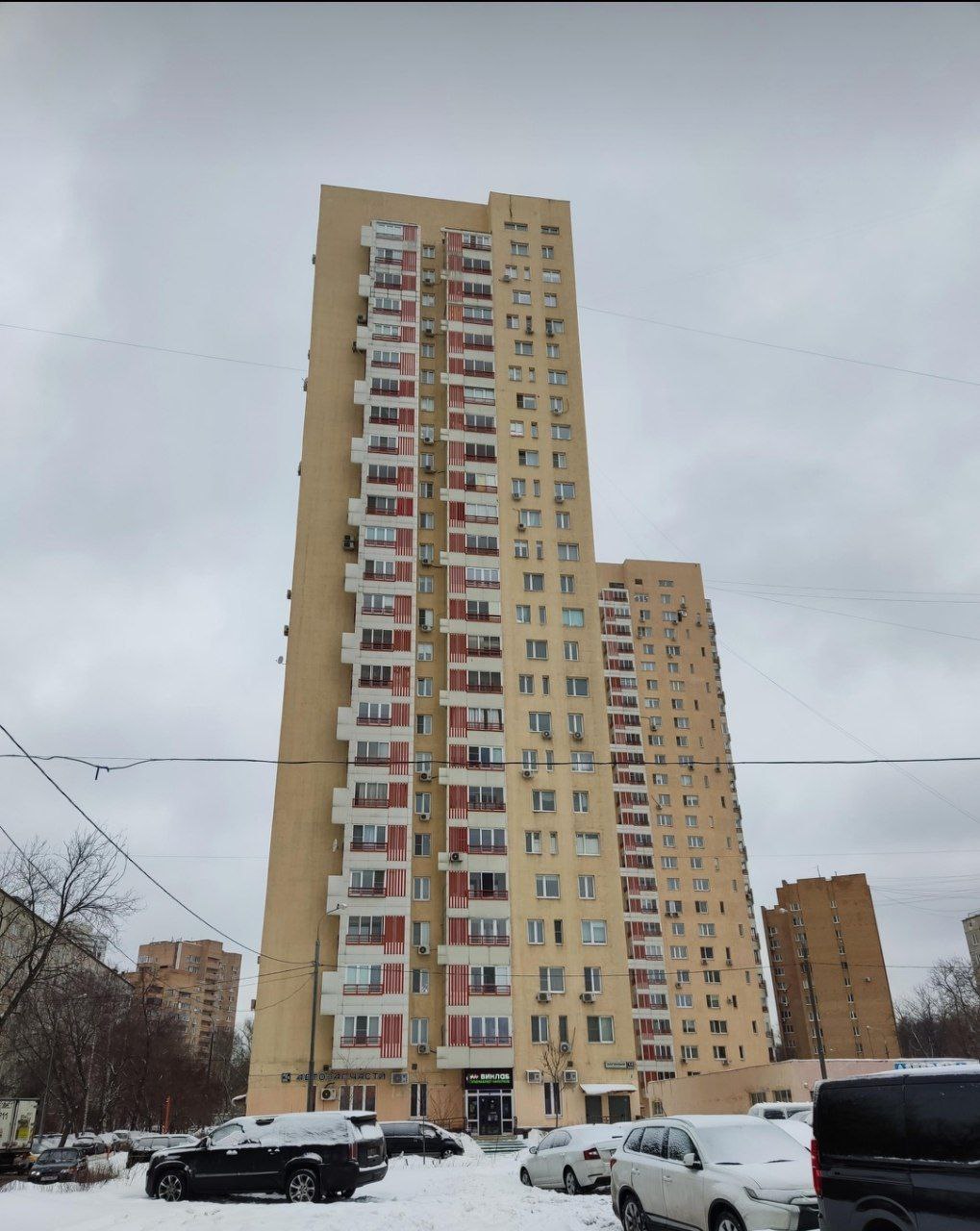 Богородское Сто организаций один адрес В прошлом году к депутату Госдумы Сергею Обухову КПРФ обратились жители дома 14 по Погонному проезду Жители рассказали что столкнулись с проблемой регистрации фирм однодневок в комнате охраны их дома В помещении площадью 60 кв м уже зарегистрировано 73 юридических лица Депутат Сергей Обухов подключился к решению проблемы направив депутатский запрос в ФНС Запрос депутата дал результат количество фирм однодневок сократилось Управлением ФНС по городу Москве в отношении 13 юридических лиц находящихся по указанному адресу внесены записи о недостоверности сведений об их адресе сообщил налоговый орган в ответе Между тем от принятия решений в отношении остальных 60 организаций ФНС пока уклоняется даже несмотря на ранее озвученное жителям обещание В связи с этим депутат Госдумы Сергей Обухов планирует вновь направить депутатский запрос главе ФНС России чтобы простимулировать его ведомство принять наконец правильное решение Приемная депутата ГД Обухова С П в Telegram Приемная депутата ГД Обухова С П в ВК Запрос Обухова Сергей Обухов КПРФ Госдума Государственная Дума Богородское ВАО Погонный проезд ФНС