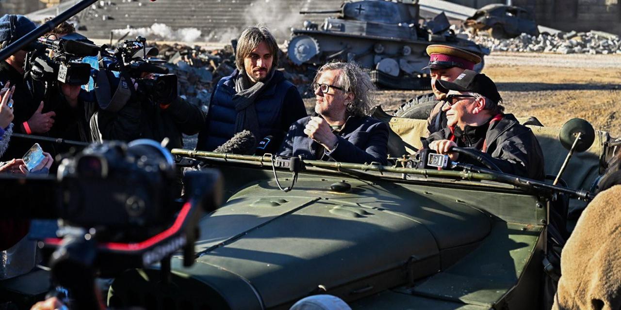 Знаменитый сербский режиссер Эмир Кустурица посетил кинопарк «Москино». Он стал зрителем постановки «Победа! Знамя над Рейхстагом». Перед спектаклем гость прокатился на исторической военной технике и отметил, что кинопарк — уникальное для всего мира место для натурных съемок. Весной прошлого года Кустурица побывал здесь на экскурсии и обратил особое внимание на декорации аэропорта и железнодорожного вокзала: в таких местах сложнее всего организовать съемки. Режиссер сообщил о желании поработать на площадке и снять здесь трилогию по произведениям Николая Гоголя. -канал «Город Москва».