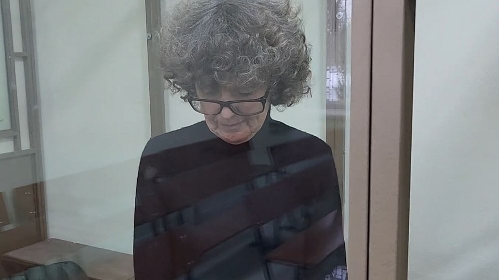 Фотографировала объекты флота и передавала Киеву: в Севастополе женщину на 15 лет посадили за госизмену В Севастополе 58-летнюю местную жительницу Оксану Сенеджук признали виновной в государственной измене. Об этом сообщили в пресс-службе управления ФСБ по Крыму и Севастополю. В марте 2023 года женщина через Telegram связалась с представителем Главного управления разведки Минобороны Украины. Она согласилась выполнять разведывательные задания, предоставляя киевскому режиму сведения в ущерб безопасности России. Женщина собирала данные о точном месте дислокации объектов Черноморского флота в акватории Севастопольской бухты. Она делала фотографии на телефон и отправляла снимки в Киев через социальные сети и мессенджеры. Было возбуждено уголовное дело. Женщину задержали сотрудники ФСБ. В декабре 2024 года Севастопольский го... Подробнее>>>