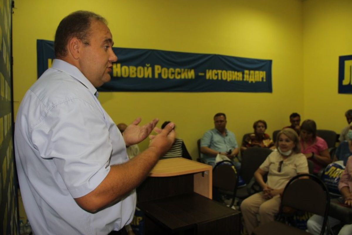 Политолог Слатинов: кадровые перемены в курской ЛДПР пошли по радикальному пути Алексей Томанов заявляет об исключении руководителя курской ЛДПР из партии. Владимир Федоров не собирается уходить и будет продолжать «дело Жириновского». Что происходит и почему происходит сейчас - рассказал «Курским новостям» доктор политических наук, завкафедрой Муниципального управления КГУ Владимир Слатинов. ↗ Прислать новость Подписаться