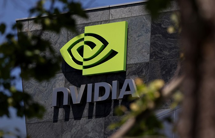 Nvidia удвоила квартальную чистую прибыль и выручку  Американский производитель графических процессоров Nvidia Corp. в третьем квартале 2025 финансового года удвоил чистую прибыль и выручку.  Как сообщается в пресс-релизе компании, чистая прибыль по итогам квартала, завершившегося 27 октября, составила $19,309 млрд  78 центов в расчете на акцию  по сравнению с $9,243 млрд  37 центов на акцию  за сопоставимый период прошлого года. Прибыль без учета разовых факторов выросла до 81 цента на бумагу с 40 центов.  Выручка поднялась до $35,082 млрд с $18,120 млрд годом ранее. В том числе доходы в сегменте дата-центров составили $30,77 млрд, что в 2,1 раза  на 112%  выше прошлогоднего показателя.  Опрошенные FactSet аналитики в среднем прогнозировали скорр. прибыль компании на уровне 75 центов на бумагу при общей выручке в $33,17 млрд и доходах от дата-центров в $28,8 млрд.  Валовая рентабельность Nvidia достигла 74,6% против 74% годом ранее, однако относительно II финквартала показатель снизился  с 75,1% .