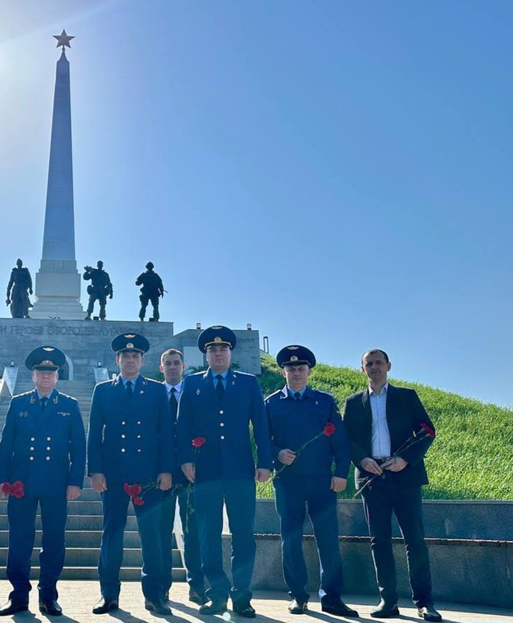 В Луганске работники Южной транспортной прокуратуры почтили память погибших в Великой Отечественной войне Заместитель Южного транспортного прокурора Сергей Дмитриев, работники отдела по надзору за исполнением законов, процессуальной и оперативно-розыскной деятельностью, Луганской и Попаснянской транспортных прокуратур возложили цветы к мемориальному комплексу «Острая могила», почтили память защитников Отечества, которые ценой собственной жизни спасли страну и мир от фашизма. Высота «Острая Могила» сыграла важную роль в Великой Отечественной войне. Именно здесь шли бои за освобождение Луганска в феврале 1943 года. Мемориальный комплекс отрыт в 1965 году, реконструирован в 2023 году.