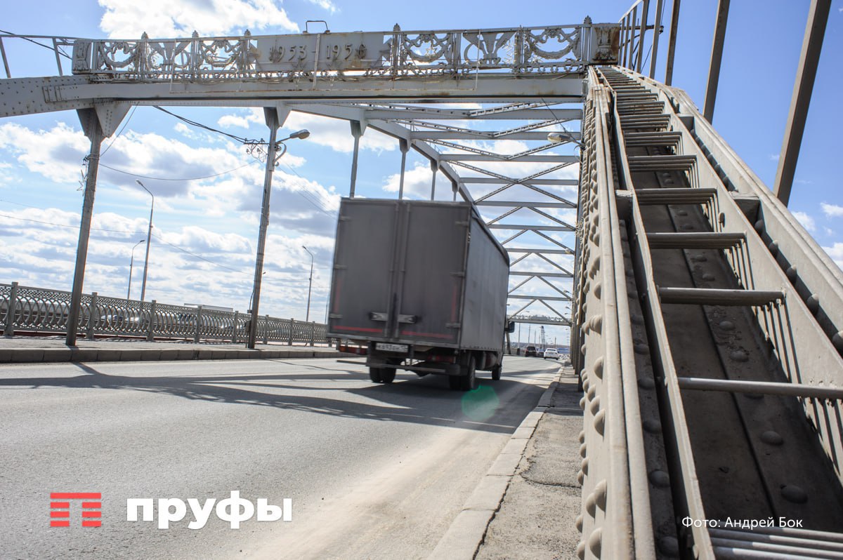 Движение по арочному мосту через Белую запустят в октябре Министр транспорта Башкирии Любовь Минакова сообщила что готовность арочного моста через Белую составляет 90 и движение по нему запустят уже в октябре 2025 года При этом окончательно все работы завершат только в 2026 году Напомним изначально планировалось завершить работы летом 2025 года однако срок сдачи перенесли на июнь 2026 года Общая стоимость ремонта выросла до 4 6 миллиарда рублей Обратная связь Подписаться