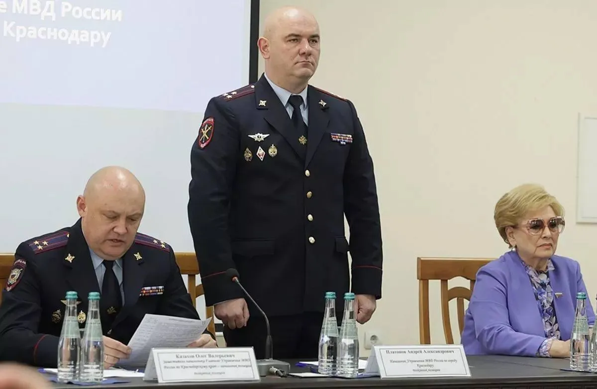 Полковник полиции Андрей Платонов возглавил УМВД Краснодара Нового руководителя представили личному составу на официальной встрече с участием представителей краевых и городских властей прокуратуры силовых структур и общественных организаций Андрей Платонов работает в системе МВД с 2004 года Начинал оперуполномоченным в Краснодаре затем работал в подразделениях уголовного розыска занимал руководящие должности в Геленджике и Анапе где с 2019 года возглавлял местный отдел МВД kub news ru