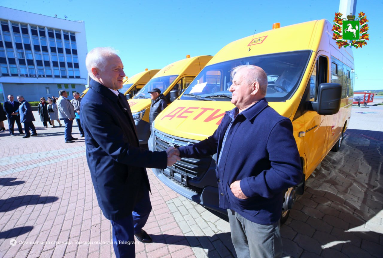 Губернатор Владимир Мазур вручил ключи от 25 новых школьных автобусов Автобусы поступили в Томскую область по федеральной программе. За последние годы наш регион получил 220 новых автобусов. «Сегодня мы передадим в районы еще 25 новых автобусов. Они отправятся в школы Александровского, Бакчарского, Верхнекетского, Кожевниковского, Коплашевского, Молчановского, Первомайского, Тегульдетского, Томского, Чаинского, Шегарского районов, Томска и Северска», — сказал Владимир Мазур. Все новые автобусы оснащены современным оборудованием для безопасности и комфорта: спутниковыми навигаторами, тахографами и видеорегистраторами. «Мы продолжим работу по обновлению школьных автопарков. Тем более что по поручению Президента России Владимира Владимировича Путина федеральная программа продлена до 2030 года, — отметил Владимир Мазур. — Пусть поездка каждого ребенка всегда будет безопасной!». Подписаться на «Томскую область»