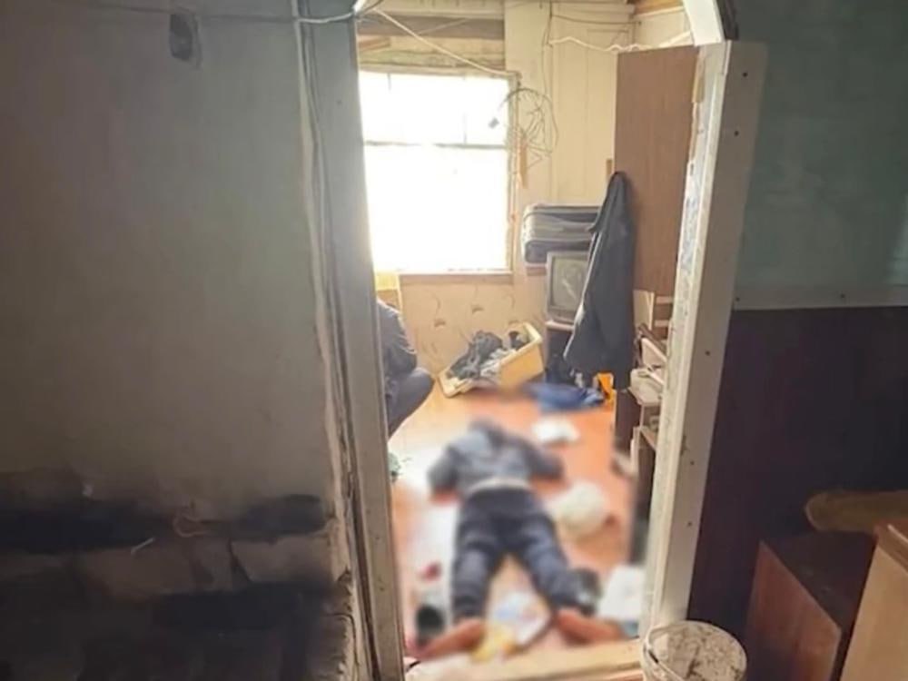 Женщина из НАО изрубившая сожителя топором готовится уехать отбывать долгий срок Как сообщает пресс служба областной прокуратуры 45 летняя жительница соседнего региона признана виновной в убийстве и приговорена к сроку на общем режиме Апрельской ночью обвиняемая напилась и поругалась с попавшимся под горячую руку сожителем После 19 ударов топором по голове мужчине не суждено было дожить до утра он скончался на месте а его дама сердца попала в руки правоохранителей В ходе судебного заседания осужденная вину в совершенном преступлении признала частично приговором суда ей назначено наказание в виде 10 лет 6 месяцев лишения свободы с отбыванием в исправительной колонии общего режима с ограничением свободы на срок 1 год Приговор суда не вступил в законную силу Фото пресс службы областной прокуратуры