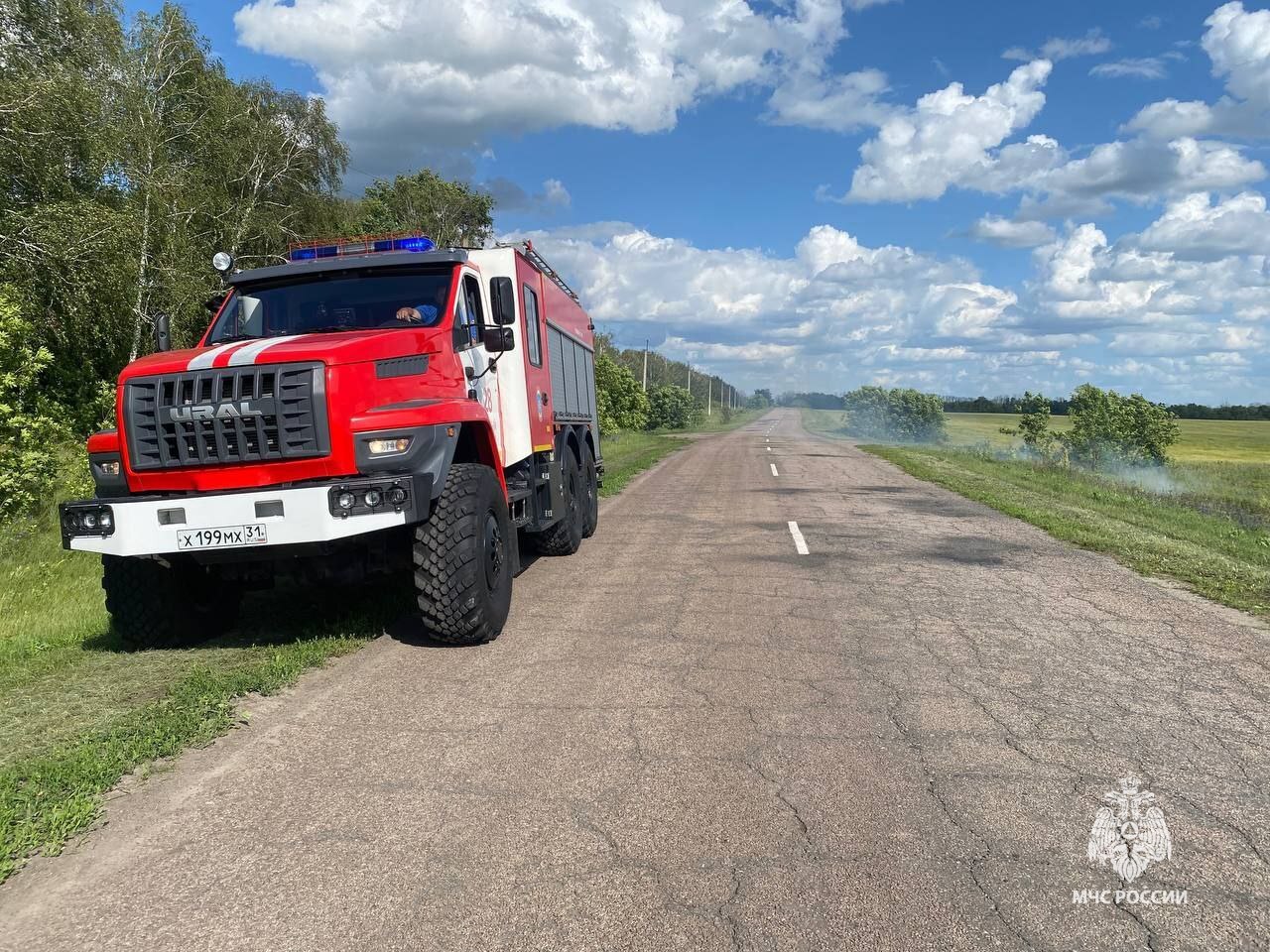 За минувшие сутки на территории области зарегистрировано 6 пожаров.   В селе Сурково Шебекинского округа произошёл пожар в гараже и сарае под одной кровлей. Пламя повредило кровлю на площади 50 квадратных метров. Предположительно, к возгоранию привело нарушение правил монтажа электрооборудования. Для ликвидации направлялись 3 человека и 1 единица техники.    В Белгороде на улице Мичурина, предварительно, из-за внесëнного источника зажигания загорелось дерево на площади 1 квадратного метра. На ликвидацию возгорания выезжали 5 человек и 1 единица техники.    В селе Лапыгино Старооскольского округа произошло возгорание в сарае. Хозяйственная постройка повреждена огнём внутри на площади 32 квадратных метров. Предполагаемая причина пожара - недостаток конструкции и изготовления электрооборудования. Для ликвидации возгорания привлекались 12 человек и 3 единицы техники  фото 1, 2 .    Пожарно-спасательные подразделения 3 раза привлекались к ликвидации возгорания сухой травы и мусора на общей площади 213 квадратных метров  фото 3, 4 .    Взрывотехники поисково-спасательной службы ликвидировали 2 артиллерийских снаряда времён Великой Отечественной войны  фото 5 .    Подразделения МЧС России 4 раза привлекались к ликвидации последствий дорожно-транспортных происшествий  фото 6 .   МЧС России призывает соблюдать правила безопасности. В случае происшествия звони по телефону « » или « ».