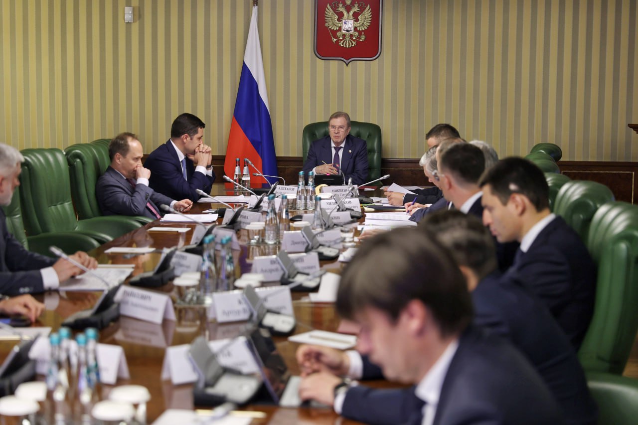 Виталий Савельев провел заседание президиума правительственной комиссии по вопросам развития беспилотных авиационных систем Вице-премьер представил результаты работы комиссии в части разработки нормативной правовой базы для дальнейшего развития использования беспилотных авиационных систем. В целях упрощения применения БАС для мониторинга протяженных объектов, лесоохранной деятельности и сельского хозяйства: Сокращен срок получения разрешения на полет с 3–5 суток до 24 часов. Устранены административные барьеры допуска к эксплуатации единичных экземпляров БАС при получении сертификата летной годности на основании акта оценки. Установлены правила выполнения полетов для БАС, которые ранее отсутствовали. В частности, установлен отдельный порядок подготовки и выполнения полетов БАС для различных условий эксплуатации: визуальные полеты, полеты за горизонт, полеты вне населенных пунктов, полеты над населенными пунктами. Упрощен порядок применения БАС в сельском хозяйстве при полетах на высоте до 30 м. Предусмотрена возможность использования декларативного метода сертификации для агродронов массой до 495 кг. Глава Минтранса Андрей Никитин доложил о разработке «дорожной карты» по созданию системы удаленной идентификации беспилотных средств в Российской Федерации, предусматривающей создание единой системы идентификации БАС на базе ГАИС «ЭРА-ГЛОНАСС». Уже с этого года БАС, произведенные компанией «Транспорт будущего» и оборудованные транспондером «ЭРА-ГЛОНАСС», применяются в рамках экспериментального правового режима в Самарской области. Также участники обсудили статус подготовки предстоящего международного форума по развитию беспилотных систем «Беспилотные системы: технологии будущего», в ходе которого пройдет проектно-образовательный интенсив «Архипелаг 2025». Деловая программа пройдет в инновационном центре «Сколково» 14–17 августа и объединит участников из более чем 25 стран. Форум стартует с интенсива «Архипелаг» 7 августа. Во время форума также пройдет масштабная выставка, которая объединит около 750 экспонатов, представленных более чем 200 разработчиками. Новости Правительства России