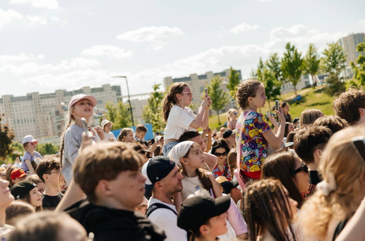Более 40 тысяч москвичей и 10 тысяч питомцев посетили фестиваль «Лапки» в минувшие выходные VK и mos.ru объединили любителей домашних животных — в мероприятиях также приняли участие более 50 артистов, блогеров и экспертов. На площадке прошли музыкальные и творческие выступления, лекции, мастер-классы, встречи с инфлюенсерами. А гости подарили дом 30 животным из приютов и собрали более 350 кг корма на нужды бездомных животных.