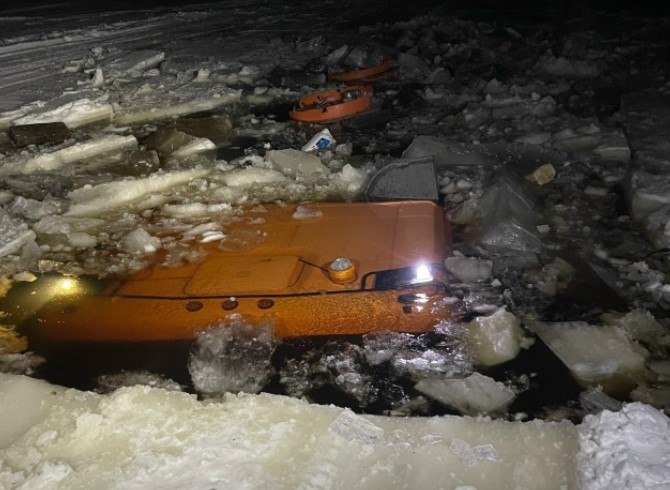 На переправе в Мезенском районе под лёд провалился бензовоз Никто не пострадал Вчера в 22 35 в МЧС поступило сообщение о том что в Мезенском округе на пешеходной ледовой переправе через реку Мезень под лёд провалился бензовоз При это переправа была официально открыта только для пешеходов Оказывается что толщина льда на данном участке составляет около 15 сантиметров поэтому выезд транспорта туда запрещён Водитель нарушил требования безопасности последствия могли быть трагическими но обошлось без пострадавших Фото МЧС