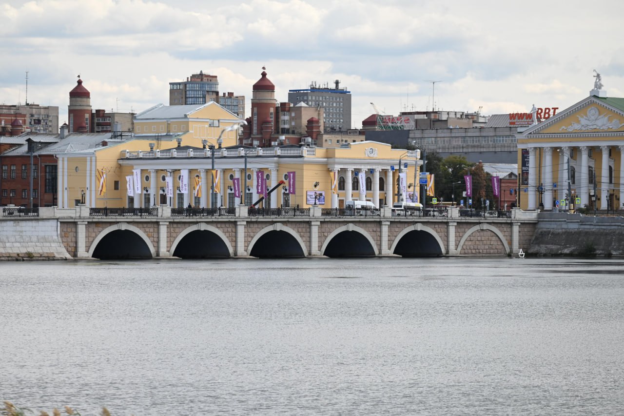 Госкорпорация разработает для Челябинска систему умных парковок Структурное подразделение госкорпорации Росатом входящее в контур Инфраструктурные решения стало технологическим партнёром челябинской администрации В рамках сотрудничества планируется запуск системы умных парковок Для столицы Южного Урала будут разработаны программно аппаратные комплексы фотофиксации программное обеспечение интернет портал и специальное приложение для горожан Отмечается что при внедрении новых технологий используются исключительно отечественные разработки Система умных парковок разработки Росатома уже используется в 10 городах России в том числе в Белгороде Екатеринбурге и Новосибирске rosatomru eugenejut