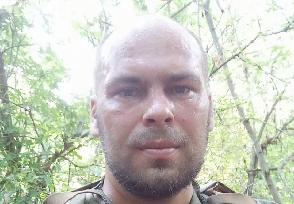 В Керчи простились с инструктором, погибшим в зоне СВО   Юрий Кульчицкий родился в 1987 году в Керчи. В 2014 году он вступил в 4-ю роту Народного Ополчения Крыма. Крымчанин участвовал в исторических событиях, связанных с воссоединением полуострова с Россией. Керчанин, будучи добровольцем, ушел воевать за Донбасс. Далее уроженец города-героя служил в казачьих частях, а также участвовал в операциях в Сирии, Ливии.   С начала СВО Кульчицкий участвовал в боевых действиях. Он сражался в районе Изюма, Балаклеи и на Харьковском направлении. Боец служил на противотанковом ракетном комплексе «Корнет». Он специализировался на работе со всеми видами ПТРК. Крымчанин был инструктором и обучал курсантов.   Боец погиб защитник в боях за Часов Яр в ДНР. Его наградили орденом Мужества, медалями «За Отвагу», «За защиту Крыма» и другими.
