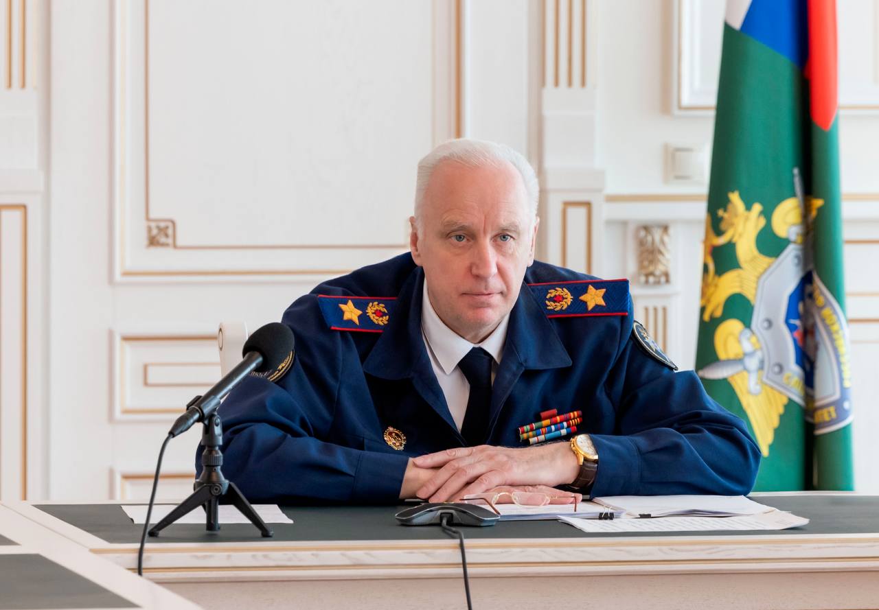 Председатель СК России провел личный прием по вопросу нарушения жилищных прав сирот из Красноярского края и Республики Хакасия На прием к Председателю СК России обратились жители Красноярского края и Республики Хакасия из числа детей-сирот и детей, оставшихся без попечения родителей. Люди уже долгое время не могут получить положенное по закону жилье, даже несмотря на наличие решений судов. Отмечено, что в регионах ситуация с предоставлением жилья сиротам остается напряженной. По состоянию на 1 мая текущего года в Красноярском крае нуждались в обеспечении жильем 8909 сирот, из которых 411 - по решениям судов, в Республике Хакасия - 2642 человека, 846 - по решениям судов. При этом возникают проблемы в области выдачи жилищного сертификата ввиду наличия ряда условий, необходимых для его получения. Отмечаются случаи несвоевременной постановки сирот на учет на получение жилья. А.И. Бастрыкин заслушал доклад руководителя ГСУ СК России по Красноярскому краю и Республике Хакасия А.Л. Еремина. Глава ведомства подверг критике работу подчиненных, отметив волокиту и отсутствие результата работы. Председатель СК России также отметил несистемность действий при расследовании данных уголовных дел и поручил продолжить работу по ним силами центрального аппарата ГСУ СК России по Красноярскому краю и Республике Хакасия. Он потребовал в кратчайшие сроки завершить расследование и привлечь к ответственности виновных лиц. Поручено в течение двух месяцев решить все вопросы, поставленные в ходе личного приема. А.И. Бастрыкин поручил направить в следственное подразделение комиссию центрального аппарата СК России для проведения служебной проверки деятельности руководства и сотрудников управления по расследованию уголовных дел данной категории, а также по иным вопросам. Глава СК России дал ряд поручений по расследованию уголовных дел по указанной проблематике, в том числе в сфере обеспечения сирот жилищными сертификатами. А.И. Бастрыкин еще раз обозначил, что защита прав сирот должна оставаться одной из приоритетных задач в рамках компетенции ведомства. Исполнение всех поручений поставлено на личный контроль Председателя СК России. Информационный центр СК России