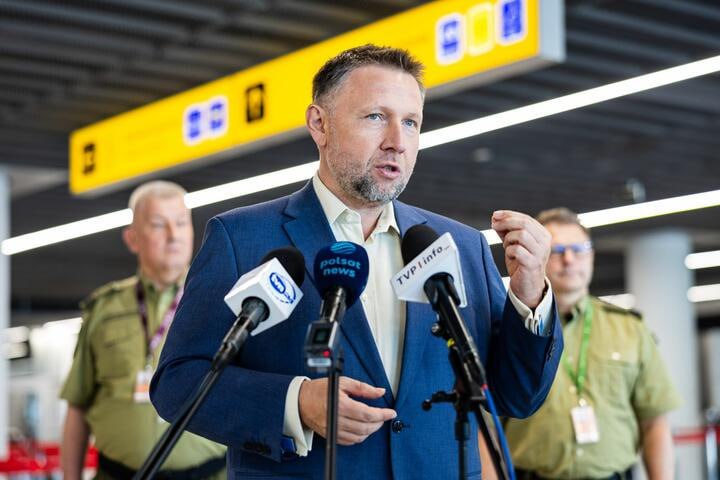 Польша продлила временный пограничный контроль с Германией и Литвой до 4 апреля 2026 года Указ подписал глава министерства внутренних дел и администрации Марчин Кервиньский решение вступит в силу 5 октября Контроль был введен летом 2025 года как ответ на аналогичные меры со стороны ФРГ Главная цель пресечь нелегальную миграцию по маршруту из стран Балтии в Западную Европу Пограничники при поддержке полиции и военных продолжают выборочные проверки транспорта Власти также заявили о планах усилить восточную границу включая участки с Беларусью Украиной и Россией Мировая кухня