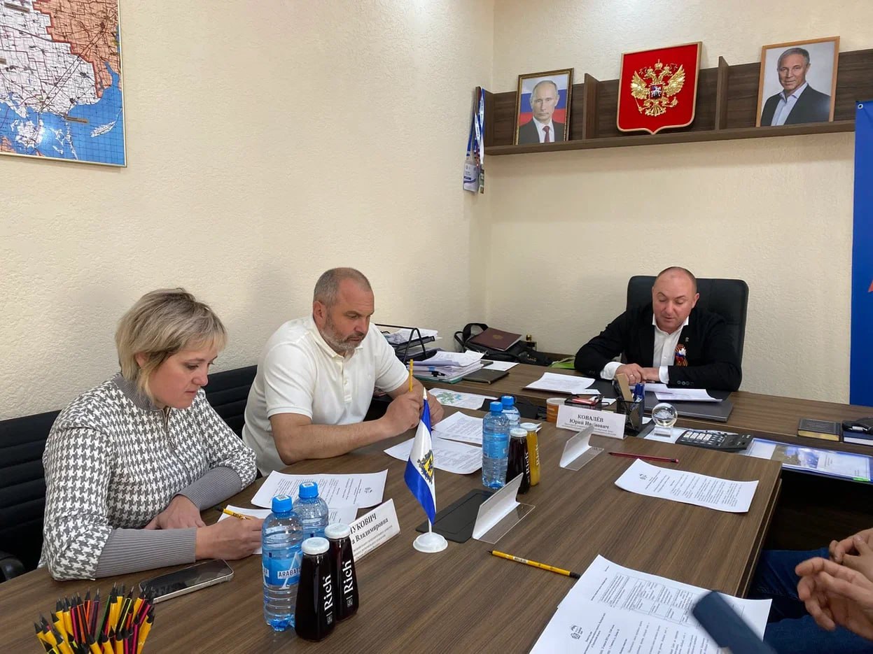 "Гордимся Херсонским": проект, направленный на развитие местных товаропроизводителей, запустят в Херсонской области Планы по запуску проекта при поддержке "Единой России" обсудили на первом заседании Общественного совета партийного проекта "Выбирай свое". Данная инициатива позволит продвигать продукцию товаропроизводителей региона не только в Херсонской области, но и за ее пределами. "Мы хотим помочь нашим производителям продвинуться на отечественный рынок, развить свой бизнес, масштабировать его, ну и познакомить жителей других регионов с херсонской продукцией", — сказал "Таврии" региональный координатор партийного проекта "Выбирай свое", депутат областной Думы Юрий Ковалёв. ПОДПИСАТЬСЯ НА ТАВРИЮ