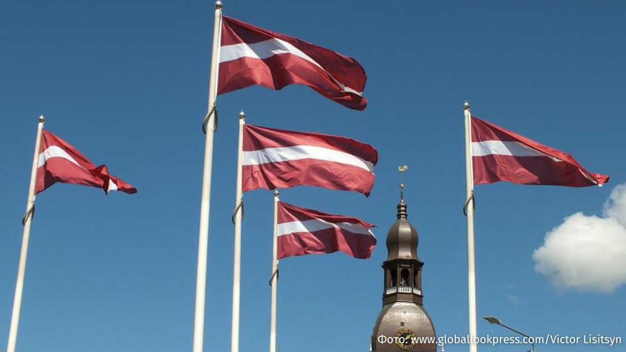 В Латвии с 1 января 2026 года повысят налог на добавленную стоимость на книги и прессу на русском языке сообщает Delfi Кабмин утвердил повышение НДС для прессы и книг на русском С 1 января 2026 года НДС на книги и прессу на русском языке в Латвии составит 21 говорится в материале При этом пониженная ставка в размере 5 будет применяться к изданиям на латышском и других языках ЕС и ОЭСР Ранее власти Латвии потребовали от 841 гражданина России покинуть страну до 13 октября Причиной депортации стало то что они якобы не подтвердили знание латышского языка и не подали вовремя документы для продления вида на жительство Также в 2024 году Латвия ужесточила закон об иммиграции для граждан РФ IZ RU в Telegram в MAX