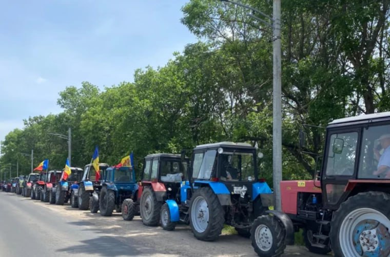 Понеслось  Согласно письму, адресованному местным властям Кагульского района, фермеры выйдут на акцию протеста 16 сентября этого года.   «Сообщаем, что с 16-17 сентября 2024 года на национальных трассах Кишинев-Кагул и Кагул-Джурджулешты пройдут марши протеста фермеров с сельскохозяйственной техникой в ​​количестве более 100 единиц»  – говорится в ноте, отправленной властям.    По словам инициаторов акции протеста, цель марша – выразить протест против отношения госструктур к проблеме аграриев, которые пострадали от засухи 2023-2024 годов.