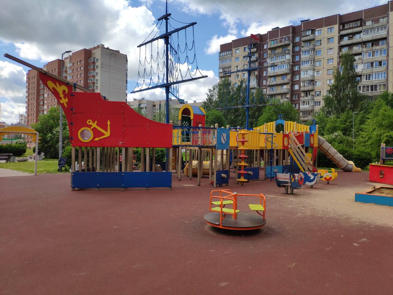 Мигрант из таджикистана изнасиловал четырехлетнего мальчика прямо на детской площадке в Петербурге Незнакомец напал на мальчика вечером 28 апреля. Ребенок находился на площадке совершенно один. О случившимся ребенок рассказал родителям. Возбуждено уголовное дело по пункту «б» части 4 статьи 132 УК РФ насильственные действия сексуального характера в отношении лица, не достигшего четырнадцатилетнего возраста . Сегодня 18-летний преступник был задержан. Флэш Питер - подписаться