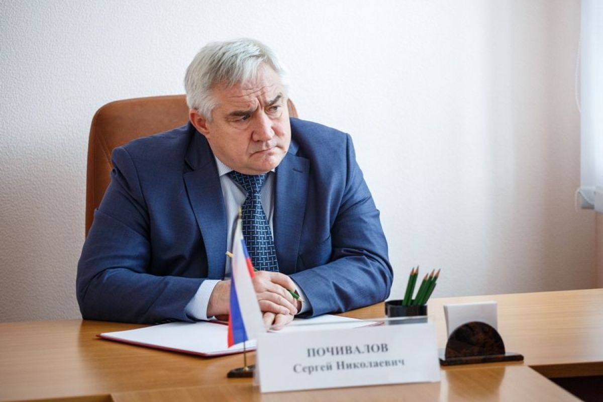 Суд отказал в ходатайстве экс-депутату Воронежской облдумы Почивалову о замене срока принудительными работами Ранее Ленинский райсуд приговорил Почивалова к 3 годам лишения свободы в колонии общего режима за мошенничество в крупном и особо крупном размере чч. 3, 4 ст. 159 УК РФ . Суд установил, что в 2019 году осужденный вместе с соучастником — бизнесменом Александром Чубом — через подконтрольную фирму поставил городским властям по муниципальному контракту более дешевый песок, предназначенный для КБУ, нанеся тем самым ущерб на 11 млн рублей. ↗ Прислать новость Подписаться