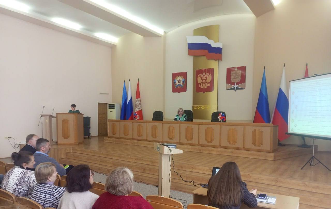 Об исполнении муниципального бюджета 2024 года Состоялись общественные слушания на тему: «Обсуждение принятия проекта решения Совета городского округа город Алчевск «Об утверждении отчета об исполнении бюджета муниципального образования городской округ город Алчевск ЛНР за 2024 год». Временно исполняющий полномочия Главы городского округа город Алчевск Светлана Гребенькова выступила перед собравшимися представителями трудовых коллективов и общественных организаций города, отметив, что в 2024 году впервые в новейшей истории города принят и выполнен муниципальный бюджет Алчевска. Он был ориентирован на безусловное исполнение всех социальных обязательств и концентрацию ресурсов на ключевых направлениях жизнедеятельности города. Несмотря на то, что муниципальный бюджет Алчевска-2024 имел дотационный характер, ведется активная работа по повышению самодостаточности города, чтобы иметь возможность обеспечить все потребности города необходимым финансированием. А это большой объем работы по оплате защищенных статей расходов – заработная плата работникам бюджетных организаций, оплата энергоносителей, а также задачи по содержанию улично-дорожной сети, благоустройству города, обновлению общественных пространств и другие важные направления работы. Также в ходе общественных слушаний говорили о поддержке, которую город получает из регионального и федерального бюджета, в рамках национальных проектов и федеральных программ, в том числе на ремонты и восстановление общественных территорий, учреждений культуры и спорта, городской инфраструктуры. Помощь оказывает и шеф-регион. Совместными усилиями удается выполнять намеченные задачи по развитию Алчевска, работа продолжается и в текущем году. Подробный отчет о доходах и расходах муниципального бюджета представила начальник управления финансов Администрации Наталья Холодова. Данный отчет был проверен Счетной палатой ЛНР и Министерством финансов Луганской Народной Республики и рекомендован к принятию. Участники общественных слушаний единогласно проголосовали за то, чтобы поддержать проект решения Совета городского округа о принятии отчета. Далее документ будет рассмотрен постоянными комиссиями Совета и вынесен на обсуждение депутатов на заседании Совета городского округа.