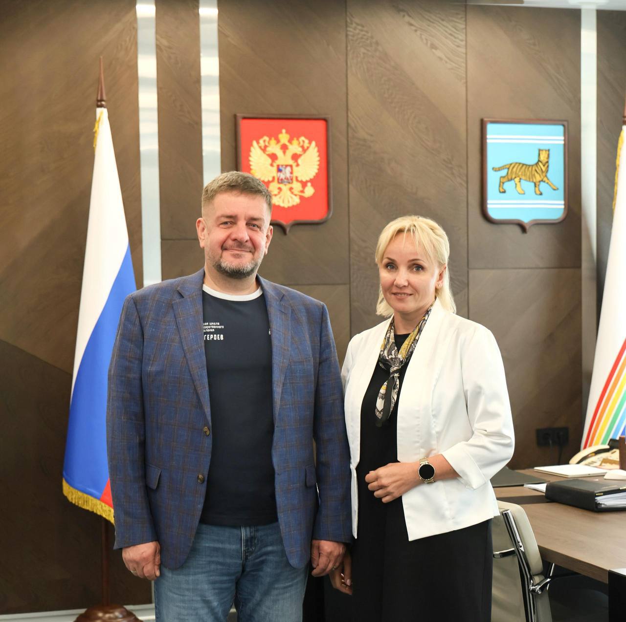 Представительство Президентской академии откроют в Биробиджане Организация работы представительства Академии стала темой встречи врио губернатора ЕАО Марии Костюк с проректором Алексеем Колесниковым. Благодаря инициативе руководителя автономии регион расширил направления сотрудничества с Президентской академией по реализации образовательных управленческих программ. - Открытие представительства одного из ведущих вузов страны в нашей автономии — важный шаг в формировании современной и эффективной системы регионального управления, - отметила Мария Костюк. Среди будущих участников образовательных программ - участники специальной военной операции, проходящих обучение по образовательной программе «Доблесть Хингана». Также представительство займется подготовкой кадров для органов власти, некоммерческих организаций и креативных индустрий. Подпишись