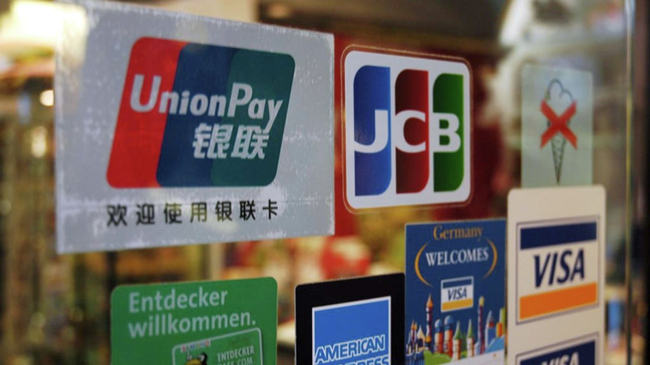 Карта русская но возможности китайские Российские карты UnionPay постепенно превращаются в единственную доступную альтернативу Visa и Mastercard для россиян за границей Теоретически их принимают во многих странах мира но на практике всё сложнее В конце декабря 2025 года в Китае начал работу сервис Nihao China специальное платежное приложение для иностранных туристов созданное на базе китайской системы UnionPay На данный момент поддерживаются карты выпущенные Россельхозбанком РСХБ и Азиатско Тихоокеанским банком АТБ Платежная система UnionPay действительно построила одну из крупнейших сетей в мире по официальным данным ее карты принимают в десятках миллионов торговых точек и сотнях стран и регионов включая Азию Европу Северную Америку Австралию части Африки и Латинской Америки Но возможность теоретической приемки и практическая работа российской карты не одно и то же Отзывы российских пользователей подтверждают что в реальности работают далеко не все банкоматы и POS терминалы и часто приходится искать специально места где карта фактически проходит