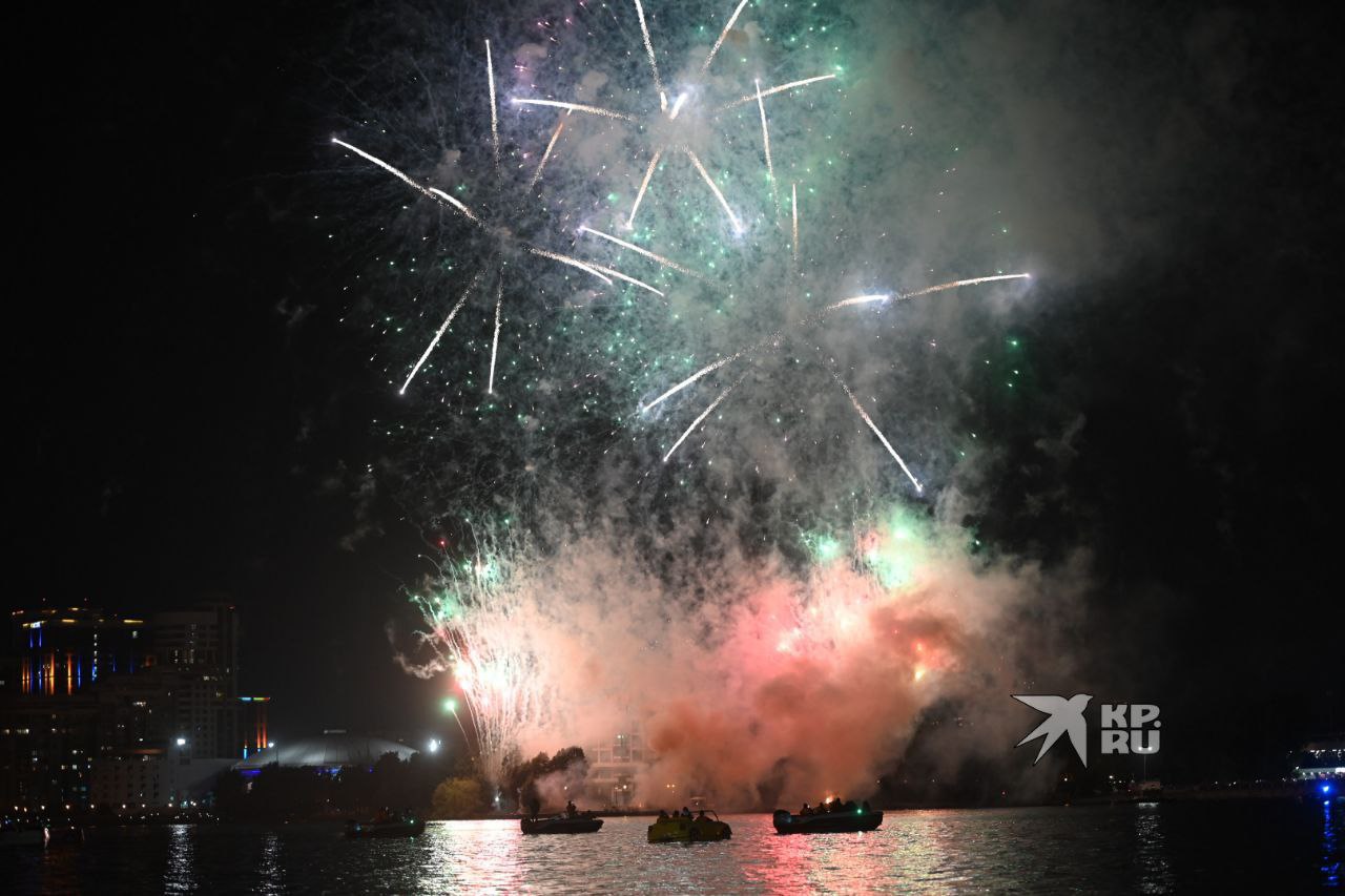 В Екатеринбурге 23 февраля в небе прогремят фейерверки Салют пройдет в парке Маяковского Начнется он в 21 00 и продлится десять минут Жители также увидят 30 залпов из раритетных пушек времен Великой Отечественной войны Военные Центрального военного округа уже отрабатывают синхронный запуск фейерверков и залпов для эффектного зрелища   Подпишись на КП Екатеринбург Мы в Max