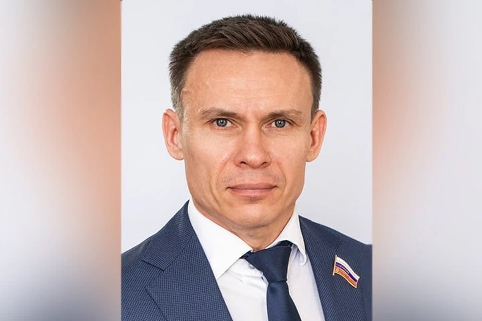 Экс главу нижегородского филиала РАНХиГС перевели из СИЗО под домашний арест   Александру Парамонову обвиняемому во взяточничестве в особо крупном размере смягчили меру пресечения пишут СМИ По версии следствия он возглавлял преступную группу которая получала деньги от студентов за хорошую успеваемость и дипломы Один из учащихся передал более миллиона рублей После задержания в марте Парамонова отстранили от должности Теперь он будет находиться под домашним арестом до 4 ноября mynnovgorod