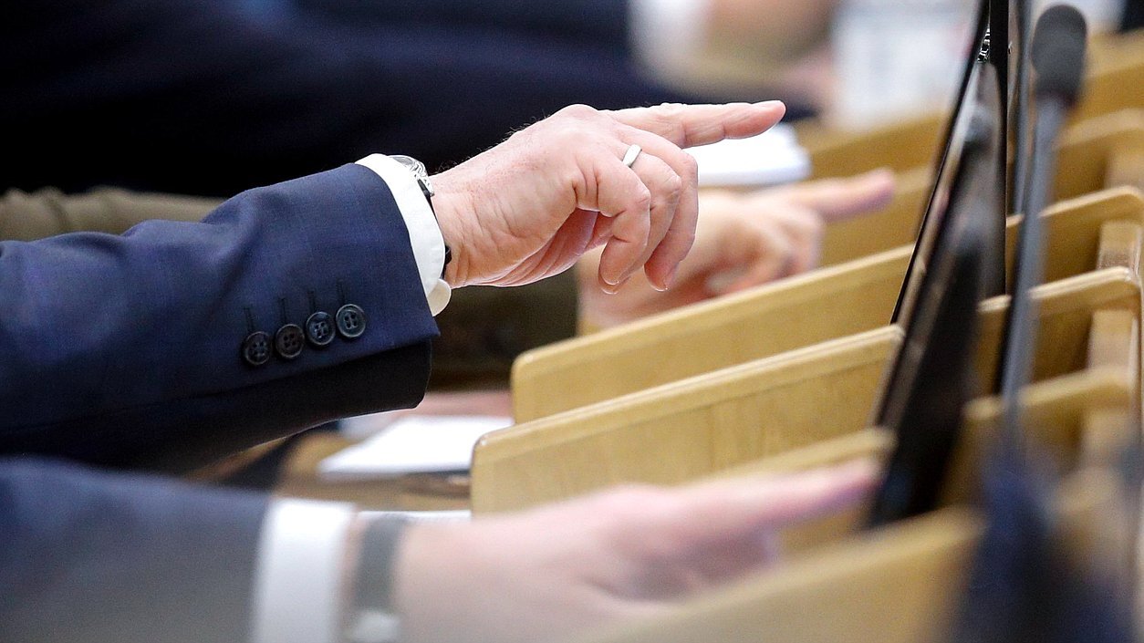 Государственная Дума ужесточила наказание за возбуждение вражды и ненависти с угрозой насилия Депутаты Государственной Думы во втором и третьем чтениях приняли закон, который предусматривает ужесточение ответственности за возбуждение вражды и ненависти, если такие действия сопряжены с пропагандой или угрозой применения насилия. В этом случае сразу наступит уголовная ответственность в виде лишения свободы от двух до пяти лет либо штраф от 300 тысяч до полумиллиона рублей. Кроме того, наказание будет грозить, если данное преступление совершено лицом, имеющим судимость за публичные призывы к осуществлению экстремистской деятельности, за неоднократную пропаганду либо публичное демонстрирование нацистской атрибутики или символики, либо атрибутики или символики экстремистских организаций, либо иных атрибутики или символики, пропаганда либо публичное демонстрирование которых запрещены федеральными законами.