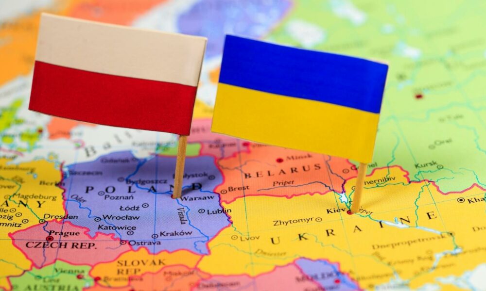 В Польше усилили контроль над финансовыми переводами которые получают украинцы В Польше налоговые органы начали жёстко проверять денежные переводы поступающие на счета украинцев Контроль распространяется даже на небольшие транзакции если у них отсутствует указание назначения платежа Если деньги поступают регулярно и без объяснений такие переводы могут рассматриваться как незарегистрированный доход В этом случае счет получателя может быть заморожен на срок до 72 часов а в некоторых случаях до трёх месяцев Ограничения распространяются не только на банковские счета но и на электронные кошельки включая популярные сервисы PayPal Revolut и другие По данным Министерства финансов Польши в 2025 году украинцы получили свыше 12 млрд злотых переводов от родственников и знакомых из за рубежа При этом около 15 транзакций приходилось проверять из за отсутствия указания цели платежа Эксперты отмечают что за последние два года отношение польского общества к украинским мигрантам изменилось растёт недовольство массовой иммиграцией особенно в крупных городах где проживает более 1 5 млн украинцев Эти настроения отражаются и на политике Варшавы включая ужесточение миграционного и финансового контроля Власти рекомендуют украинцам в Польше подтверждать назначение переводов документально и регистрировать регулярные поступления чтобы избежать блокировки счетов eurasiamoldova