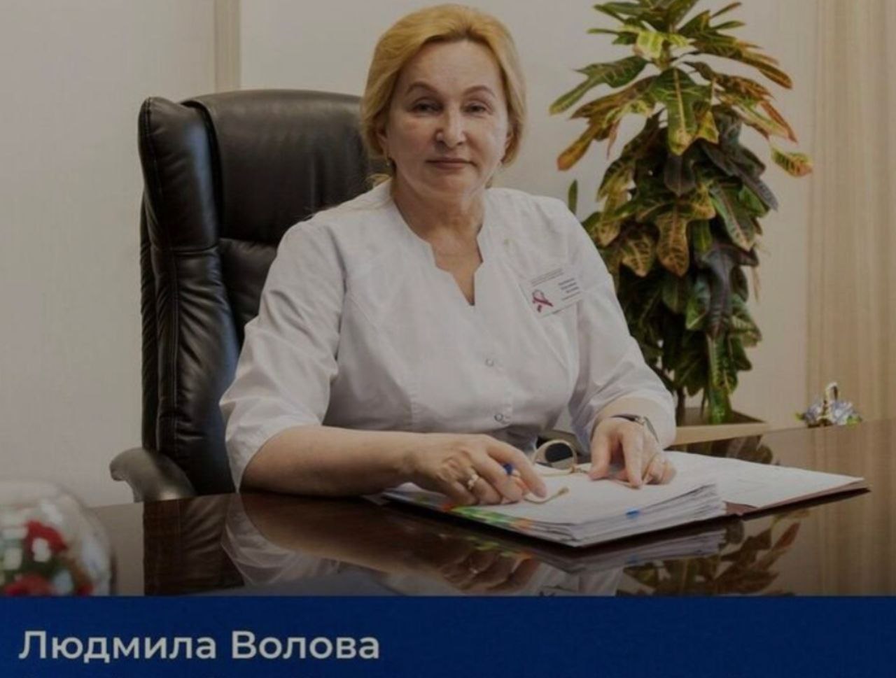 Ямальского врача признали лучшим эпидемиологом РФ Главный врач окружного центра профилактики и борьбы со СПИДом и главный внештатный эпидемиолог департамента здравоохранения региона Людмила Волова победила в номинации «Лучший санитарный врач» Всероссийского конкурса врачей — 2025, который ежегодно проводит Минздрав РФ. Многие годы она защищает здоровье северян. Под ее руководством на Ямале разработана эффективная система противодействия ВИЧ/СПИДу, создана одна из лучших лабораторных служб. Врач участвовала в ликвидации чрезвычайной ситуации, вызванной сибирской язвой, работала в очаге. В пандемию COVID-19 координировала работу «красных зон» инфекционных госпиталей округа. - Гордимся! #Ямал #ВрачЯмала #ЛюдмилаВолова
