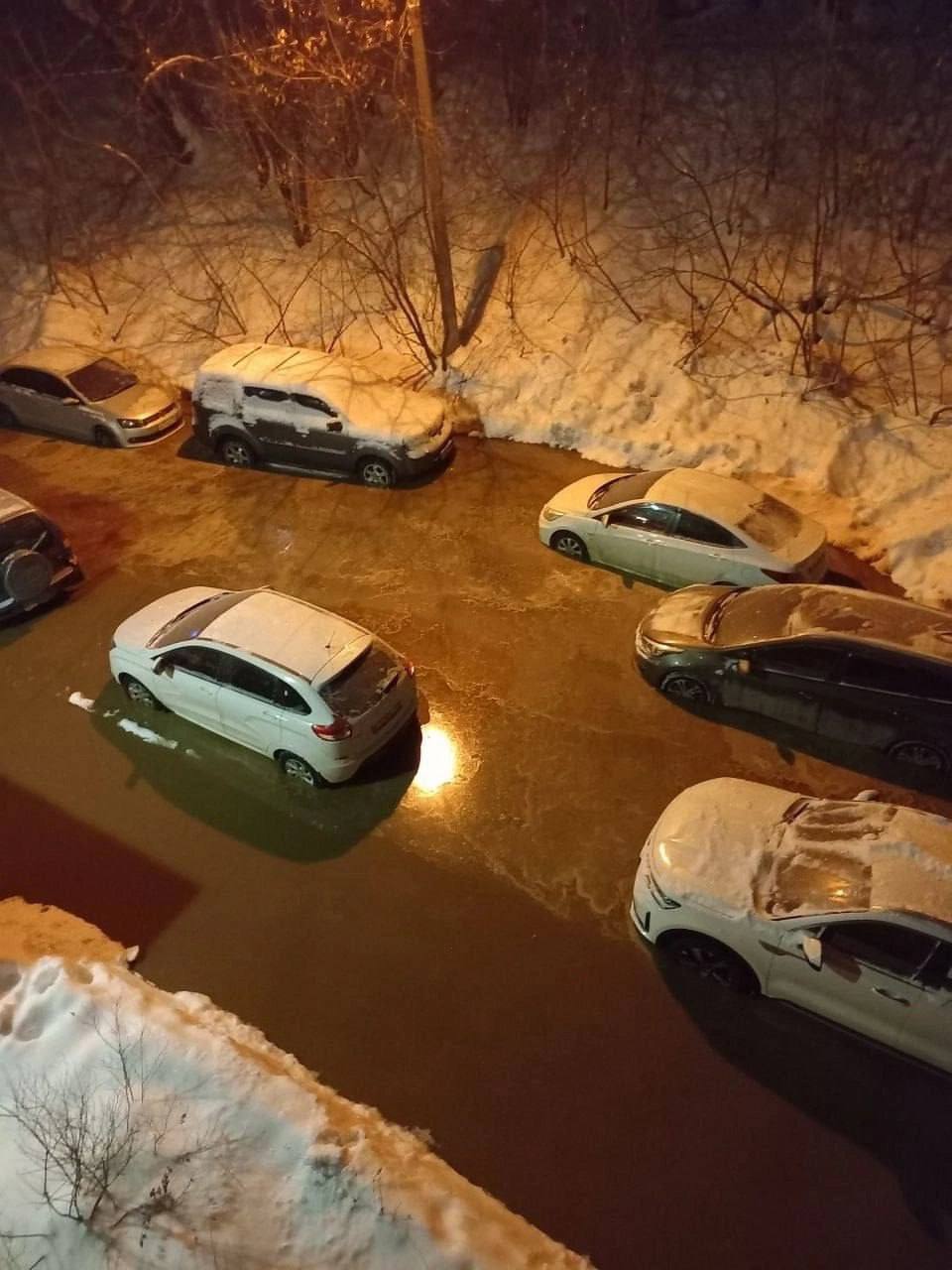 В Перми на улице Самолетной произошел потоп из-за аварии на водопроводе.  Вода затопила дворы, подъезды и даже припаркованные автомобили. Авария произошла на водопроводе по адресу Самолетная, 32.   Воду в четырех домах отключили, организован подвоз воды. Аварию устранили, но ремонт задерживается из-за припаркованных автомобилей, мешающих проезду техники, сообщили в «Новогоре».    Подписаться   Прислать новость