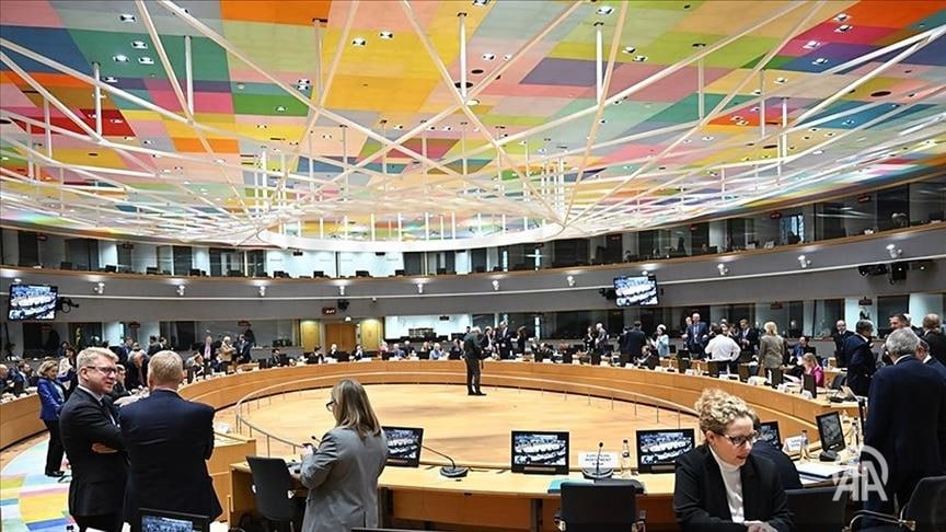 Лидеры ЕС собрались в Бельгии с целью обсудить вопросы укрепления внутреннего рынка Лидеры стран Евросоюза собрались на неформальный саммит в Бельгии чтобы обсудить меры по повышению конкурентоспособности укреплению внутреннего рынка и сокращению экономической зависимости Встреча глав государств и правительств 27 стран участниц ЕС проходит в историческом замке Алден Бисен в провинции Лимбург который часто используется для неформальных встреч высокого уровня Главная тема сегодняшней встречи конкурентоспособность Наши приоритеты укрепление экономического роста в Европе создание качественных рабочих мест жизненно важных для нашего благосостояния и сохранение нашей социально экономической модели заявил перед началом саммита председатель Европейского совета Антониу Кошта Подробнее на нашем сайте v aa com tr 3828192 24 7 в сутки с Агентством Анадолу