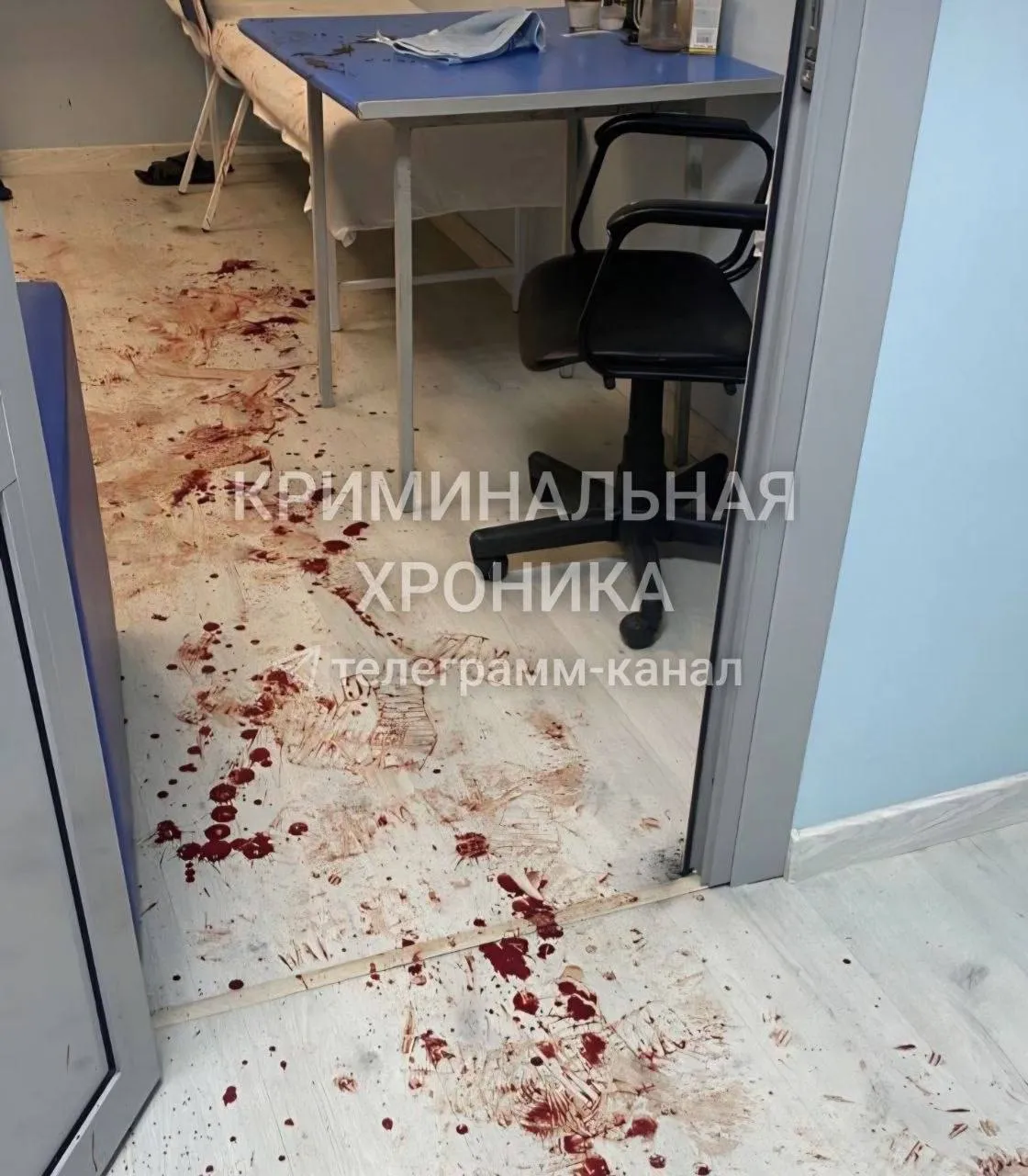 В больнице Вишневского в Махачкале посетитель напал с ножом на двух врачей Один из пострадавших в реанимации состояние второго стабильное 23 апреля в Республиканской клинической больнице имени Вишневского посетитель нанёс медицинским работникам не менее двух ножевых ранений в область жизненно важных органов Нападавший по данным следствия действовал на почве внезапной неприязни Врачей удалось спасти им вовремя оказали помощь Следственными органами СК России по Республике Дагестан возбуждено уголовное дело о покушении на убийство